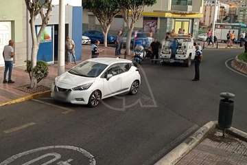 Un coche mal aparcado causa un caos circulatorio en Los Llanos al impedir el paso de una guagua/TA.